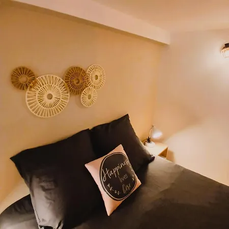 En Mezzanine, Metro Et Rue Calme Apartment *