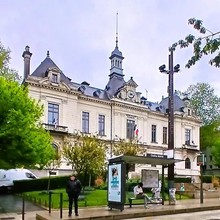 En Mezzanine, Metro Et Rue Calme Apartment Oullins