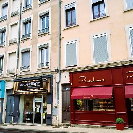 Apartment En Mezzanine, Metro Et Rue Calme