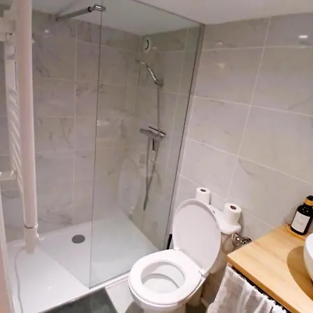 Apartment En Mezzanine, Metro Et Rue Calme *