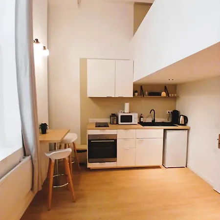 En Mezzanine, Metro Et Rue Calme