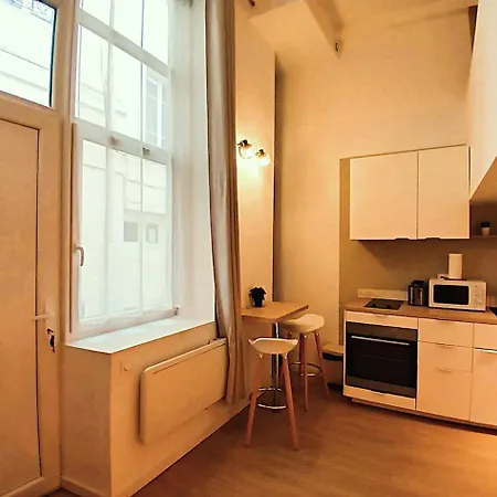 En Mezzanine, Metro Et Rue Calme Apartment *