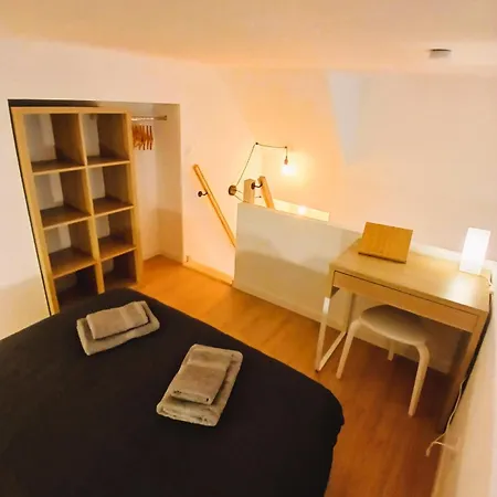 Apartment En Mezzanine, Metro Et Rue Calme *