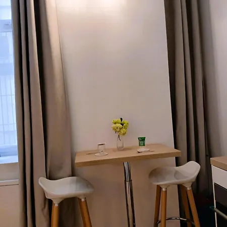 En Mezzanine, Metro Et Rue Calme Apartment Oullins