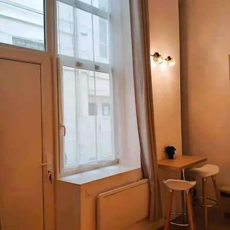 En Mezzanine, Metro Et Rue Calme Apartment