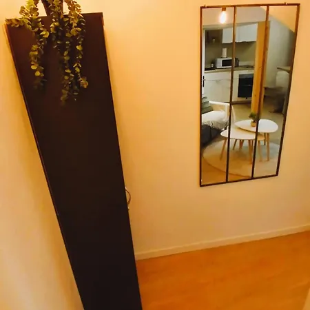 En Mezzanine, Metro Et Rue Calme Apartment *
