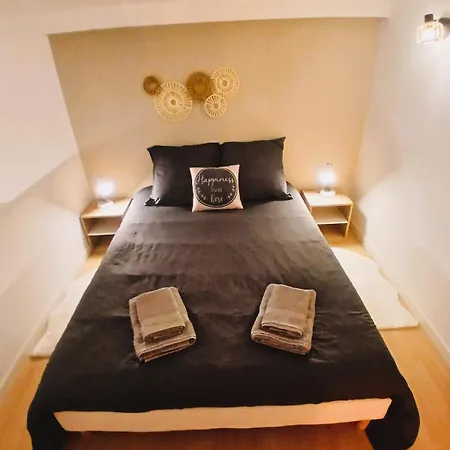 Apartment En Mezzanine, Metro Et Rue Calme *