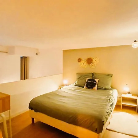Apartment En Mezzanine, Metro Et Rue Calme